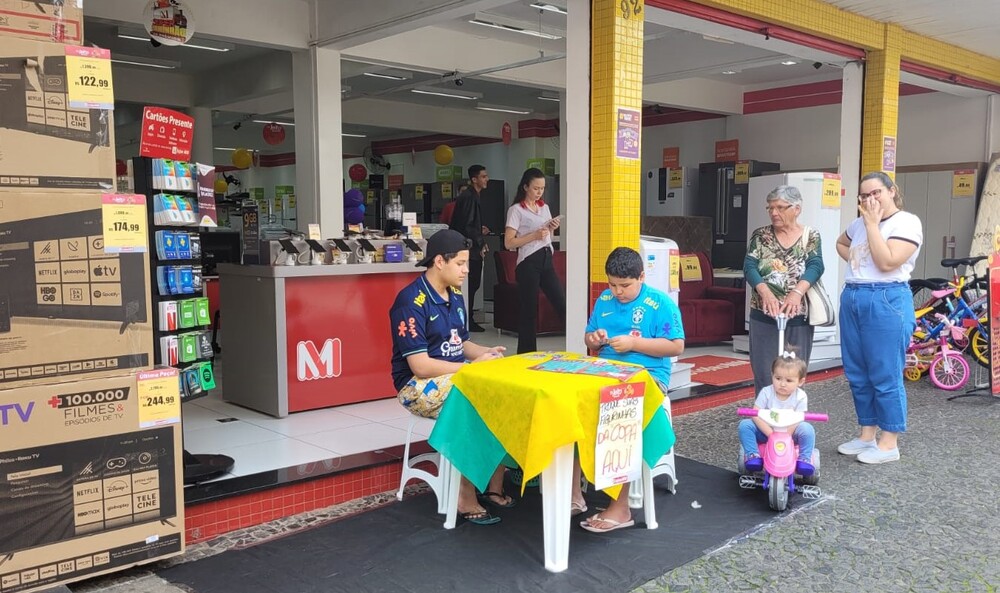Foto 1 / Lojas MM vende figurinhas da Copa e realiza encontros para trocas
